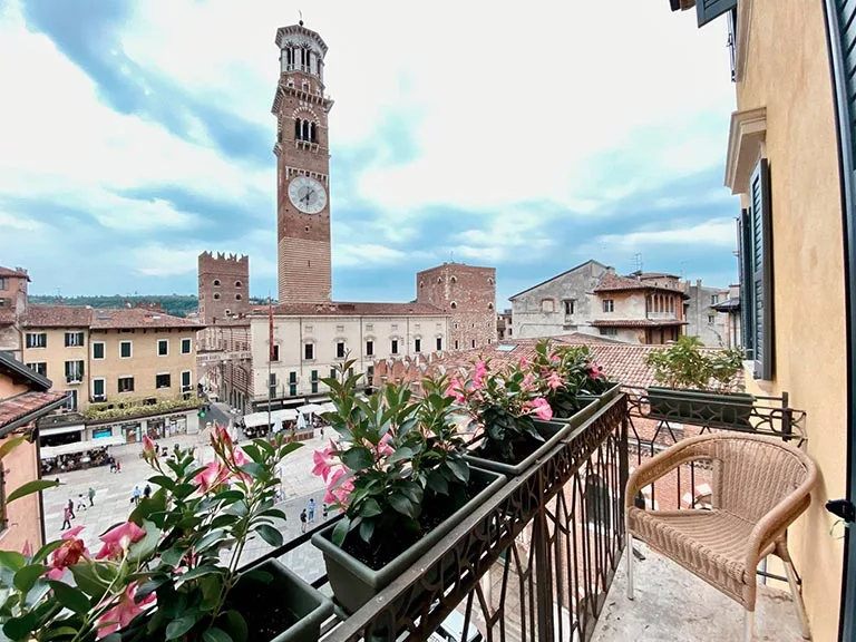 Una vista dal balcone di una camera in un hotel in centro a Verona