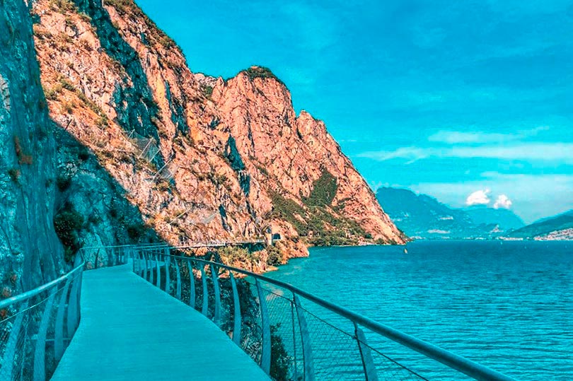 La ciclabile sospesa sul Lago di Garda a Limone